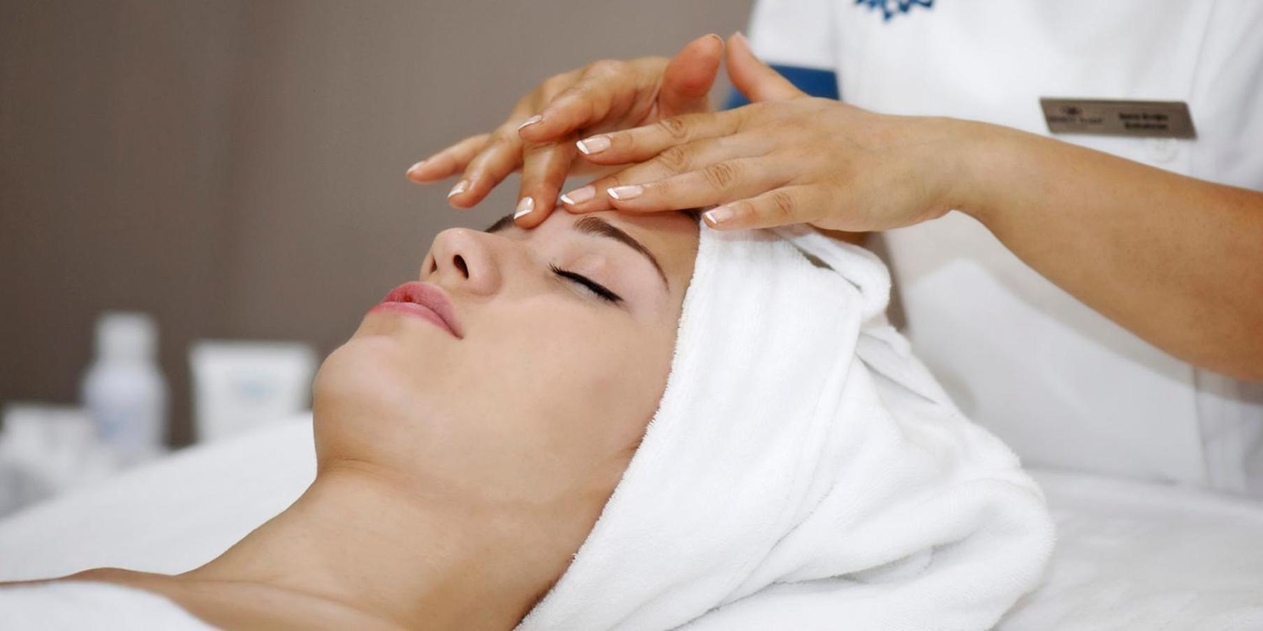 Crowne Plaza Bursa Convention Center & Thermal Spa By Ihg Exteriér fotografie A woman receiving a facial